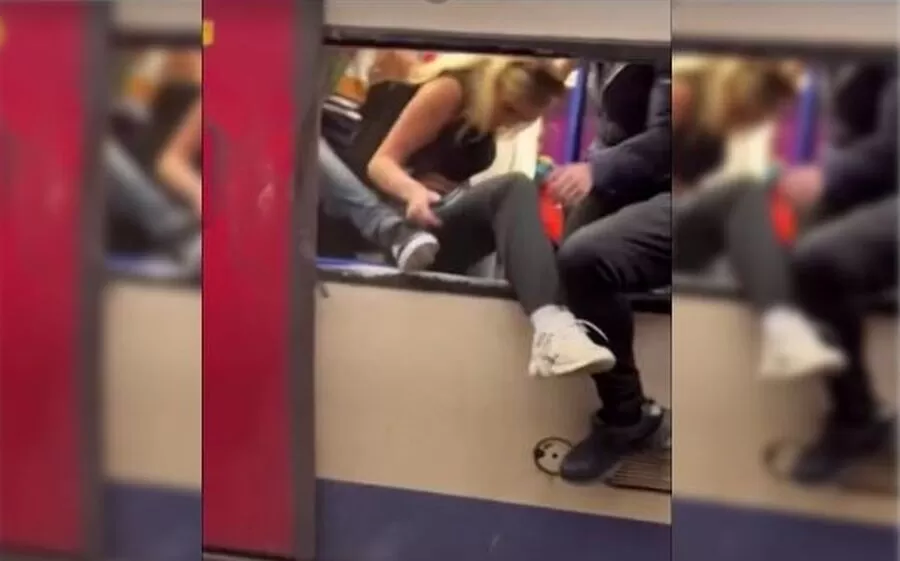 مدار الساعة,Video,فيديو,أخبار عربية ودولية,مواقع التواصل الاجتماعي,1. #حادث_قطار_لندن,2. #انذار_حريق_في_المترو,3. #اجواء_الخوف_في_محطة_كلافام_كومون