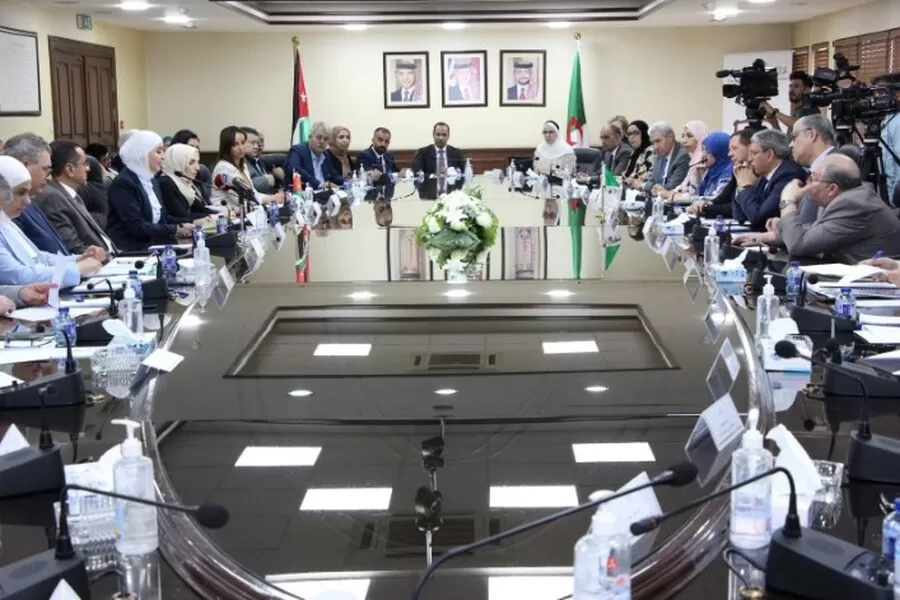 مدار الساعة,أخبار اقتصادية,وزير الصناعة والتجارة والتموين,وزير العمل,وزير المالية,وزارة الصناعة والتجارة,وزارة الصناعة,حققتها الدورات السابقة وتعزيز العلاقات الاقتصادية بين البلدين، وأضافت أن اللجنة ستعمل على تحديد الخطوات العملية لتنفيذ المشاريع المشتركة وتعزيز التبادل التجاري والاستثماري بين البلدين.,#التعاون_الثنائي #العلاقات_الاقتصادية #التبادل_التجاري_والاستثماري