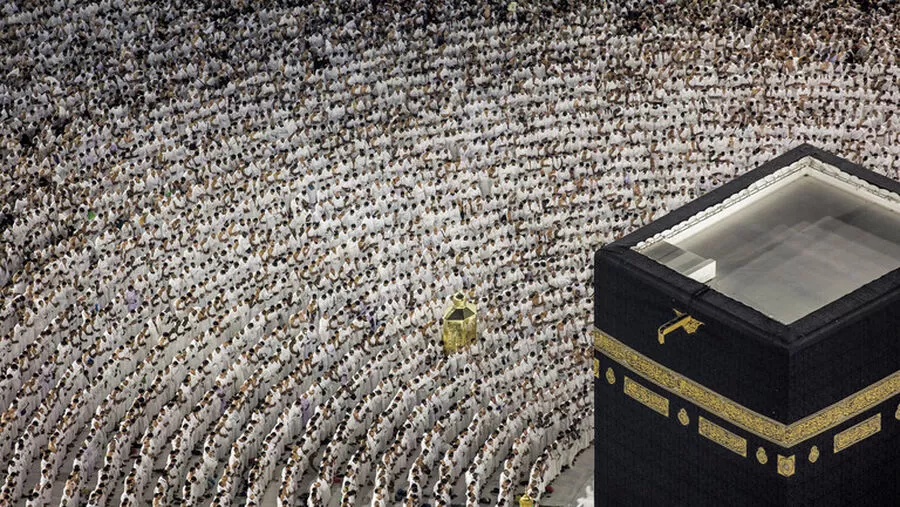 مدار الساعة,أخبار عربية ودولية,الصلاة هي العبادة الأعظم، والطواف هو جزء منها، لذلك يجب علينا أن نحترم هذه الفريضة ونركز فيها بدلاً من التفكير في التصوير الذاتي".,#الأدب_في_صحن_الكعبة,#التواضع_والتركيز_في_العبادة,#احترام_الفريضة_والتقدير_للصلاة