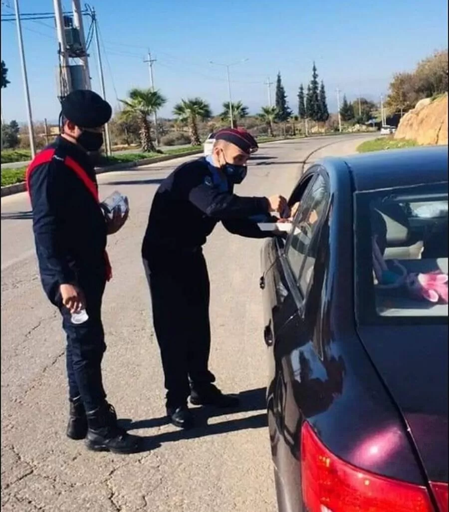 مدار الساعة,أخبار الأردن,اخبار الاردن,رقم الطوارئ الموحد,مديرية الأمن العام,الأمن العام,استخدام الهواتف الذكية في الأماكن المكشوفة وتجنب تعرضهم للشمس المباشرة.5- البقاء في أماكن مظللة وتجنب التعرض للشمس لفترات طويلة.6- الحرص على تناول وجبات غذائية خفيفة ومتوازنة وتجنب الأطعمة الثقيلة والدهنية.