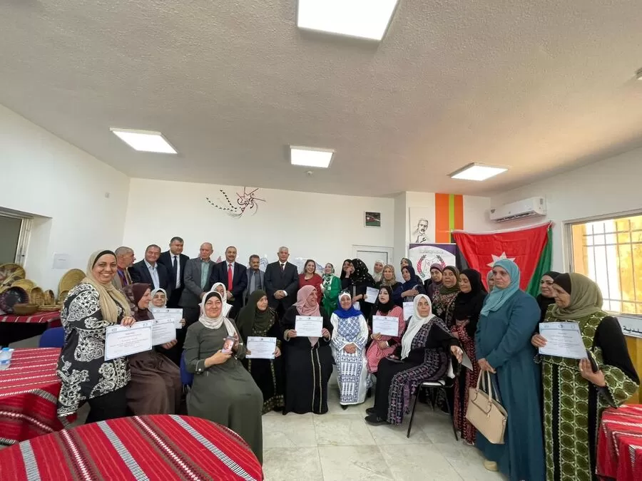 مدار الساعة,مناسبات أردنية,وزارة التنمية الاجتماعية,مركز الحسين للسرطان,التنمية الاجتماعية,إلى ذلك، قدمت الجمعية خلال المشروع العديد من الدورات التدريبية وورش العمل للنساء والأطفال بهدف تنمية مهاراتهم وتمكينهم اقتصادياً. وتم توزيع شهادات تقدير على المشاركين في المشروع وتكريم الجهات الداعمة والشركاء في النجاح.,#من_الإحتياج_إلى_الإنتاج,#تمكين_المرأة_والطفل,#العمل_الخيري_في_الأردن