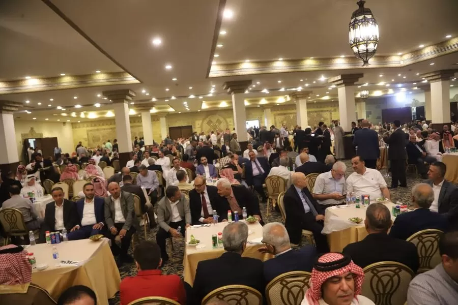 مدار الساعة,جاهات وأعراس الأردن,1. #مناسبة_فرح: للإشارة إلى الفرحة والاحتفال بمناسبة زواج نجل النائب السابق.,2. #وليمة_غداء: للإشارة إلى الوليمة التي أُقيمت في قاعة عمان الكبرى وتضمنت وجبة غداء.,3. #حضور_شخصيات: للإشارة إلى حضور شخصيات مهمة ومرموقة في الوليمة.,شحادة ابو هديب,خالد زاهر الفناطسة,خميس عطية,ابراهيم البدور,شادي فريج,الصحفي عواد الخلايلة,محمد الشريدة,عواد الغويري,علي الخلايلة,النائب يزن شديفات
