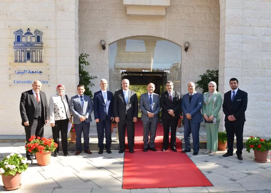 مدار الساعة,أخبار الجامعات الأردنية,وزير الاتصال الحكومي,الملك عبد الله الثاني,جامعة البترا,نقابة الصحفيين الأردنيين,وزارة الاتصال الحكومي,وسائل التواصل الاجتماعي