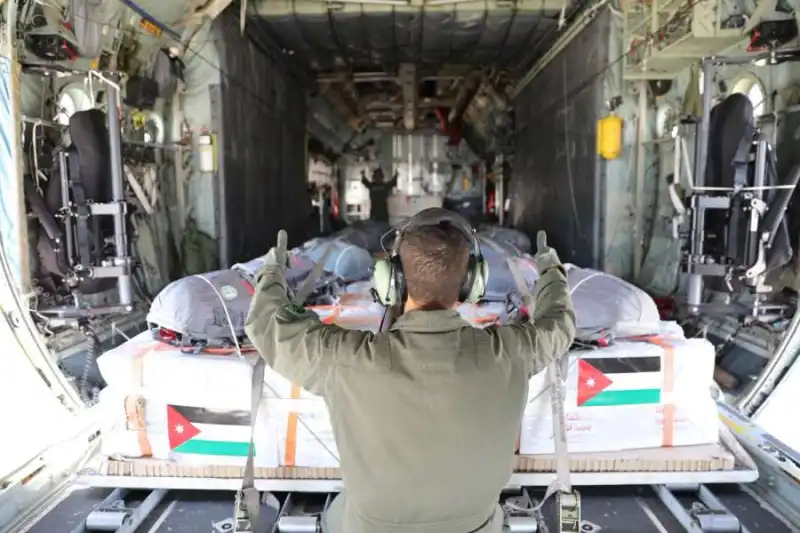 مدار الساعة,أخبار الأردن,اخبار الاردن,القوات المسلحة الأردنية,الهيئة الخيرية الأردنية الهاشمية,المملكة الأردنية الهاشمية,الإنزالات الجوية,القوات المسلحة,القوات الجوية,قطاع غزة,الإمارات العربية المتحدة,سلاح الجو الملكي