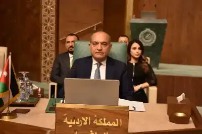 العضايلة يزور أجنحة الجامعات الأردنية المشاركة
