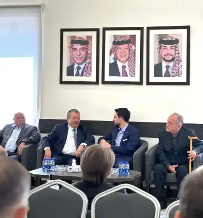 ولي العهد يعزي بوفاة شقيقة مدير