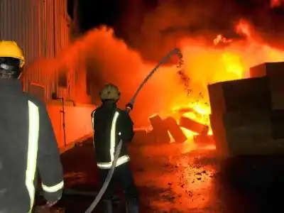 ثلاث وفيات و5 إصابات بحريق محل