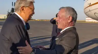 رئيس كازاخستان يستقبل الملك لدى وصوله