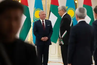 الملك يمنح رئيس كازاخستان وسام النهضة