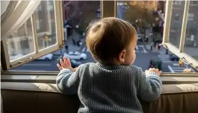أثناء نوم والدته.. رضيع يتسلل للنافذة