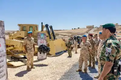 الملك يرافقه ولي العهد يزور مديرية