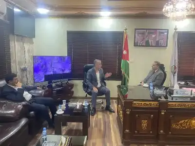 محافظ الزرقاء يزور بلدية الرصيفة ويؤكد