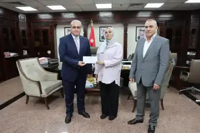 وزير الصحة يكرّم موظفة الخدمات في