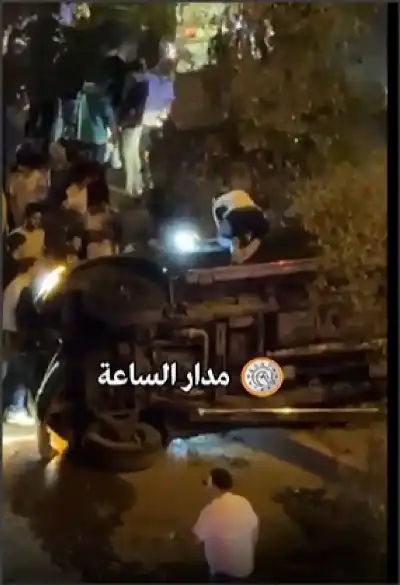 شاهد.. رجال الدفاع المدني يخرجون السائق