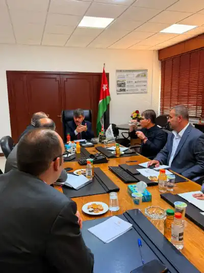وفد فلسطيني يزور المؤسسة الاستهلاكية المدنية