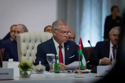 الملك يعقد لقاءات في الدوحة مع