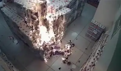 أشعل المناديل بقداحة.. طفل تركي يتسبب