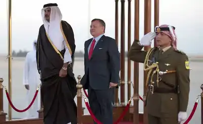 الملك يستقبل الشيخ تميم في المطار