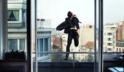 إيطاليا.. سبعيني حاول الانتحار فسقط فوق