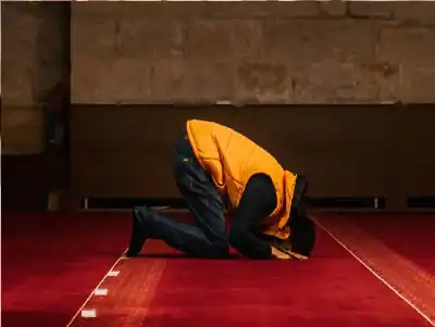 صلى خلف الصف ليدرك الركعة، ثم