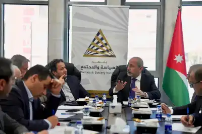 الصفدي يناقش كتابا ومحللين سياسيين في