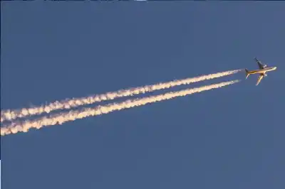 لماذا تترك الطائرات النفاثة خطوطا بيضاء