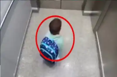 طفل صغير يواجه الخوف بالدعاء أثناء