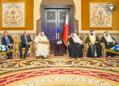 ولي العهد البحريني يستقبل رؤساء الوفود