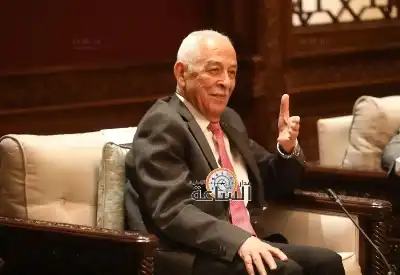 العيسوي يفتتح مصنعا للألبسة ومدرسة ثانوية