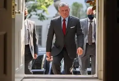 الملك في وسط البلد ويزور المجلس