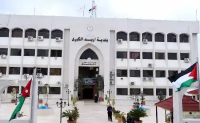 بلدية إربد تواصل تنفيذ خطتها لتعبيد