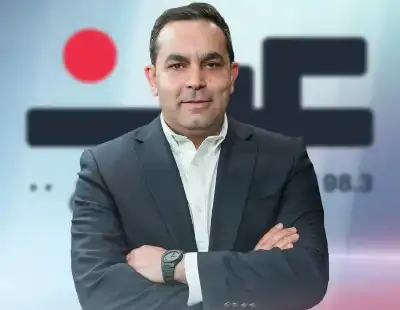 عامر الرجوب وهو يشرب الطين يحاور