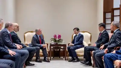 الملك يلتقي رئيس الوزراء السنغافوري