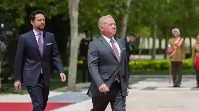 الملك وولي العهد يتلقيان برقيات في