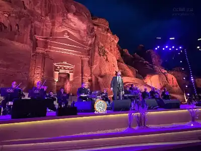 كاظم الساهر يداعب الجمهور في البترا: