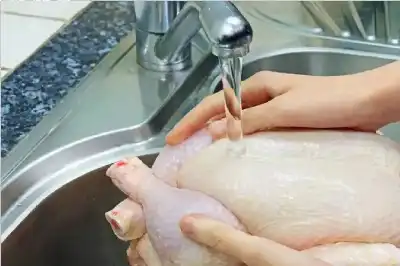 البكتيريا تنتشر: كيف تتسبب عادة غسل