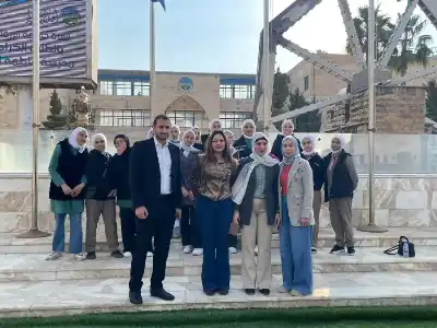 جامعة الزرقاء تستقبل وفدا من مدرسة