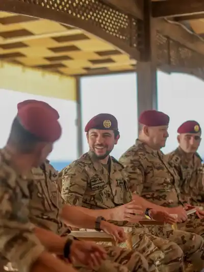 ولي العهد: النشامى رفاق السلاح يعطيكم