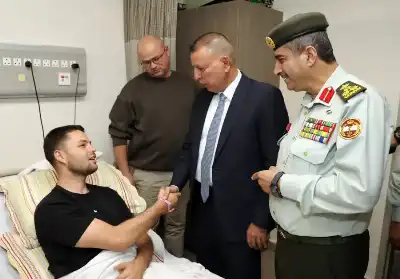 الفراية يزور مصابي المداهمة الأمنية في