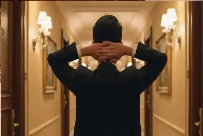 أكوام من النقود المزيفة وأفخم الفنادق: