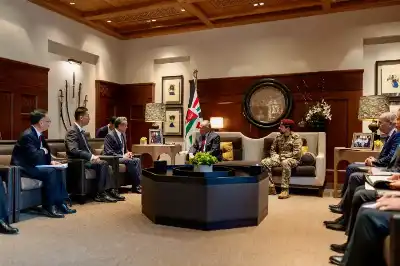 الملك يلتقي وزير الخارجية الصيني وانغ