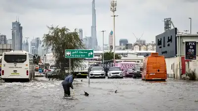 الأمارات: السيول تغمر الطرقات .. والشرطة