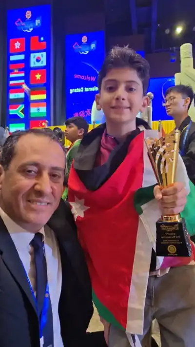 الطفل عبدالكريم قشطة يرفع اسم الأردن