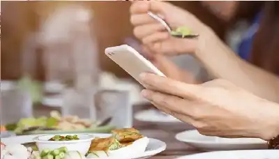 التلفاز أم الهاتف؟ دراسة تكشف أيّهما