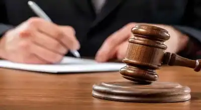 السجن 7 سنوات لأم باعت طفلتيها