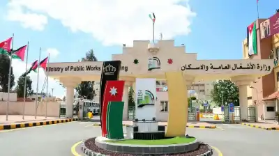 أشغال الزرقاء تبدأ طرح عطاءات الطرق