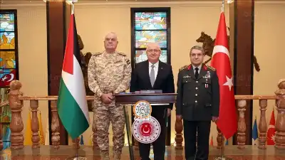رئيس الأركان الأردني الحنيطي في أنقرة