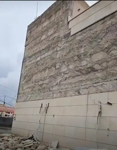 سقوط واجهة مبنى في اربد نتيجة