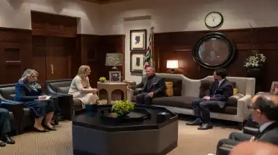 الملك يلتقي وزيرة الخارجية والتجارة والدفاع