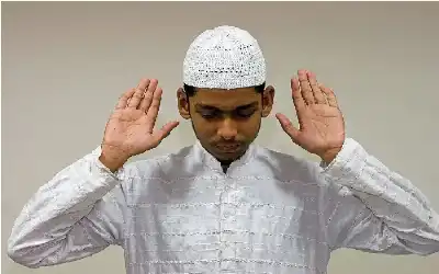 حكم ضم الأصابع أو تفريقها عند